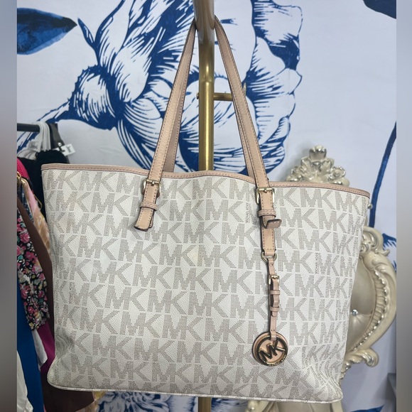 Michael Kors Handbags - GIVEAWAY Michael Kors Beige Tote Bag